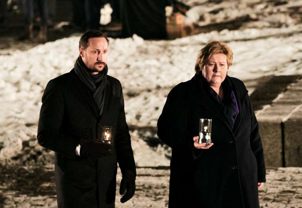 PREGET: Både kronprins
Haakon og statsminister Erna Solberg var tydelig beveget under seremonien i Polen. PREGET: Både kronprins
Haakon og statsminister Erna Solberg var tydelig beveget under seremonien i Polen.