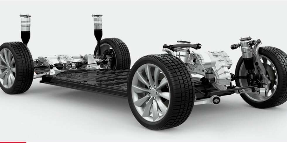 RULLEBRETT: Teslas teknikere kaller plattformen for et skateboard, og bildet viser hvorfor. D-modellene med firehjulsdrift har én motor foran og én bak. Plata i bunnen er batteripakken. Den er tung, men den lave plasseringen midt i bilen er ideell for balansen. RULLEBRETT: Teslas teknikere kaller plattformen for et skateboard, og bildet viser hvorfor. D-modellene med firehjulsdrift har én motor foran og én bak. Plata i bunnen er batteripakken. Den er tung, men den lave plasseringen midt i bilen er ideell for balansen.