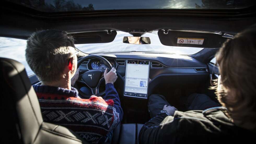 KOMMANDOSENTRAL: Med tanke på den høye vekten er Tesla Model S lett å holde kontroll på. Det lave tyngdepunktet er
en del av forklaringen. KOMMANDOSENTRAL: Med tanke på den høye vekten er Tesla Model S lett å holde kontroll på. Det lave tyngdepunktet er
en del av forklaringen.