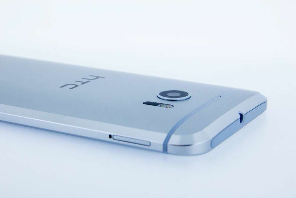 BLANK: HTC 10 er laget av ett stykk aluminium. En fasettslipt blank kant rundt baksiden bidrar til å heve inntrykket av kvalitet og eksklusivitet. BLANK: HTC 10 er laget av ett stykk aluminium. En fasettslipt blank kant rundt baksiden bidrar til å heve inntrykket av kvalitet og eksklusivitet.