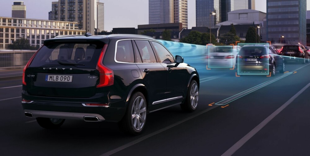 KJØRER SELV: XC90 kan fås med ekstrautstyr kalt Que Assist. Da kan skal bilen i praksis kunne kjøre nesten av seg selv opp til 50 km/t, men systemet krever at sjåføren har én hånd på rattet. Radar og kamera sørger for at bilen ""ser"" trafikk og veimarkering. ILLUSTRASJON: Henrik Ottosson KJØRER SELV: XC90 kan fås med ekstrautstyr kalt Que Assist. Da kan skal bilen i praksis kunne kjøre nesten av seg selv opp til 50 km/t, men systemet krever at sjåføren har én hånd på rattet. Radar og kamera sørger for at bilen ""ser"" trafikk og veimarkering. ILLUSTRASJON: Henrik Ottosson