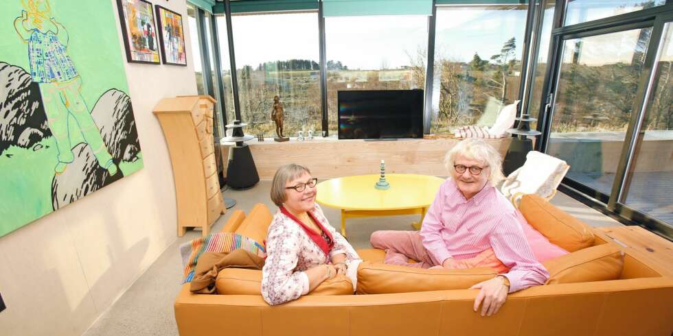 PANORAMA: Fra sofaen
har Per Inge Torkelsen og kona Anne Mette Hestad vidunderlig utsikt over
landskapet utenfor. PANORAMA: Fra sofaen
har Per Inge Torkelsen og kona Anne Mette Hestad vidunderlig utsikt over
landskapet utenfor.