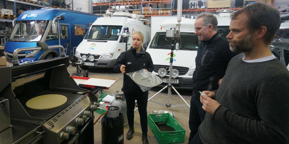 GRILLKONGER? TV2s Erik Libæk (nærmest) og Christian Paasche får grillkurs av Weber Norges Siv-Elise Friestad. Bak til venstre står bobilen publikum vil møte i Falun. FOTO: Geir Svardal GRILLKONGER? TV2s Erik Libæk (nærmest) og Christian Paasche får grillkurs av Weber Norges Siv-Elise Friestad. Bak til venstre står bobilen publikum vil møte i Falun. FOTO: Geir Svardal