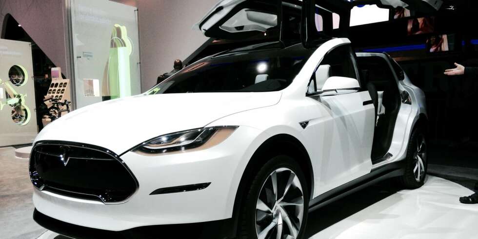APPLE I STRUPEN PÅ TESLA: Nå vil Apple også ha en bit av el-bil-kaka, noe som Tesla (bildet) trolig vil få merke ifølge flere. APPLE I STRUPEN PÅ TESLA: Nå vil Apple også ha en bit av el-bil-kaka, noe som Tesla (bildet) trolig vil få merke ifølge flere.