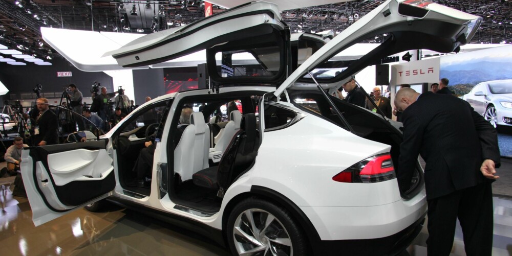 SUV: Tesla Model X kommer med vingedører som standard. SUV-en kan fås i tre batteripakker. FOTO: Newspress SUV: Tesla Model X kommer med vingedører som standard. SUV-en kan fås i tre batteripakker. FOTO: Newspress