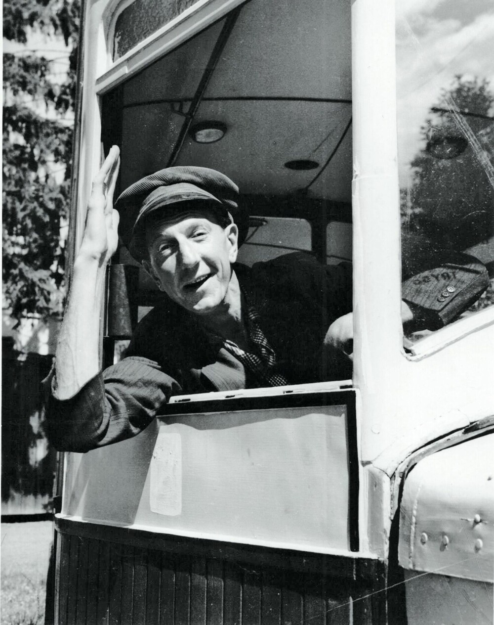 KLASSIKER: Som bussjåføren Thorvald gjorde Juster suksess i filmen «Bussen» i 1961. Andre klassikere er «Fjols til fjells» (1957) og «Den forsvundne pølsemaker» (1941). KLASSIKER: Som bussjåføren Thorvald gjorde Juster suksess i filmen «Bussen» i 1961. Andre klassikere er «Fjols til fjells» (1957) og «Den forsvundne pølsemaker» (1941).