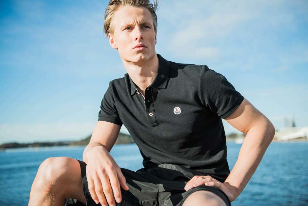 Svart pique fra Moncler, kr 1299,−.
Shorts fra T by Alexander Wang, kr 2999,−. Svart pique fra Moncler, kr 1299,−.
Shorts fra T by Alexander Wang, kr 2999,−.