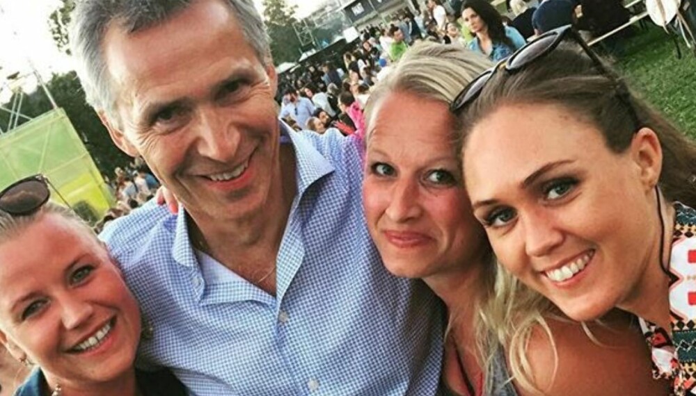 Rocke-Jens: Jens Stoltenberg lot seg ikke be to ganger da jenteflokken omkranset han for et bilde. Rocke-Jens: Jens Stoltenberg lot seg ikke be to ganger da jenteflokken omkranset han for et bilde.