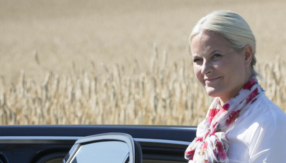 Har nakkeproblemer: Mette-Marit har hatt problemer med nakken helt siden et fall i Ukraina i 2008. Her fotografert i Halden sist helg. Har nakkeproblemer: Mette-Marit har hatt problemer med nakken helt siden et fall i Ukraina i 2008. Her fotografert i Halden sist helg.