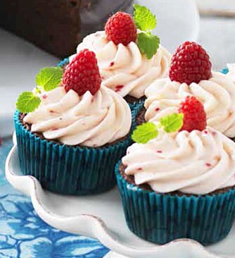 Sjokolademuffins med bringebærkrem. Sjokolademuffins med bringebærkrem.