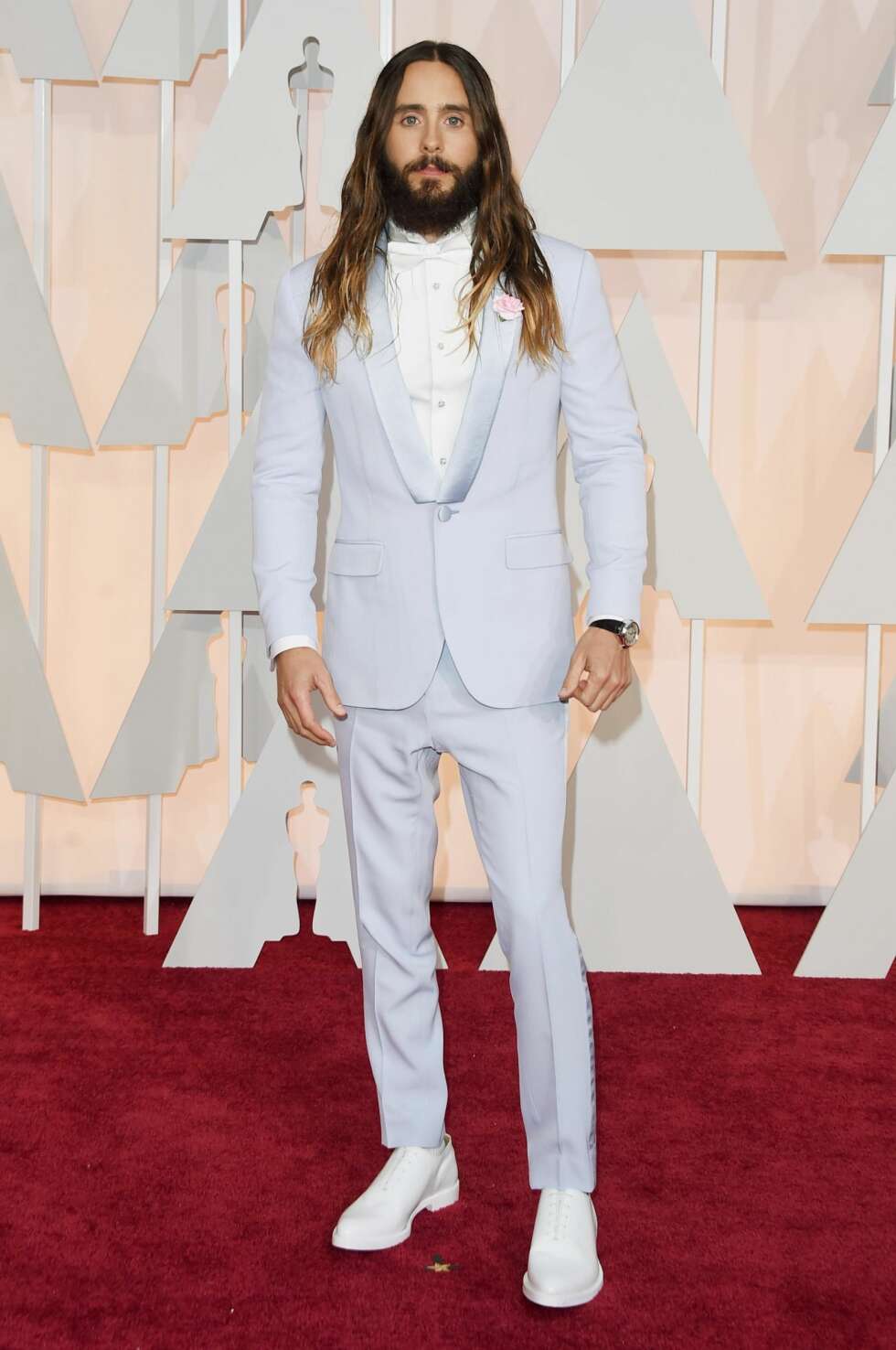 Du skal ha en smule attitude for å komme unna med dette. Med Jared Leto har det i bøtter og spann, og er kveldens definitive vinner etter vår mening. Sånn klesmessig altså. Du skal ha en smule attitude for å komme unna med dette. Med Jared Leto har det i bøtter og spann, og er kveldens definitive vinner etter vår mening. Sånn klesmessig altså.
