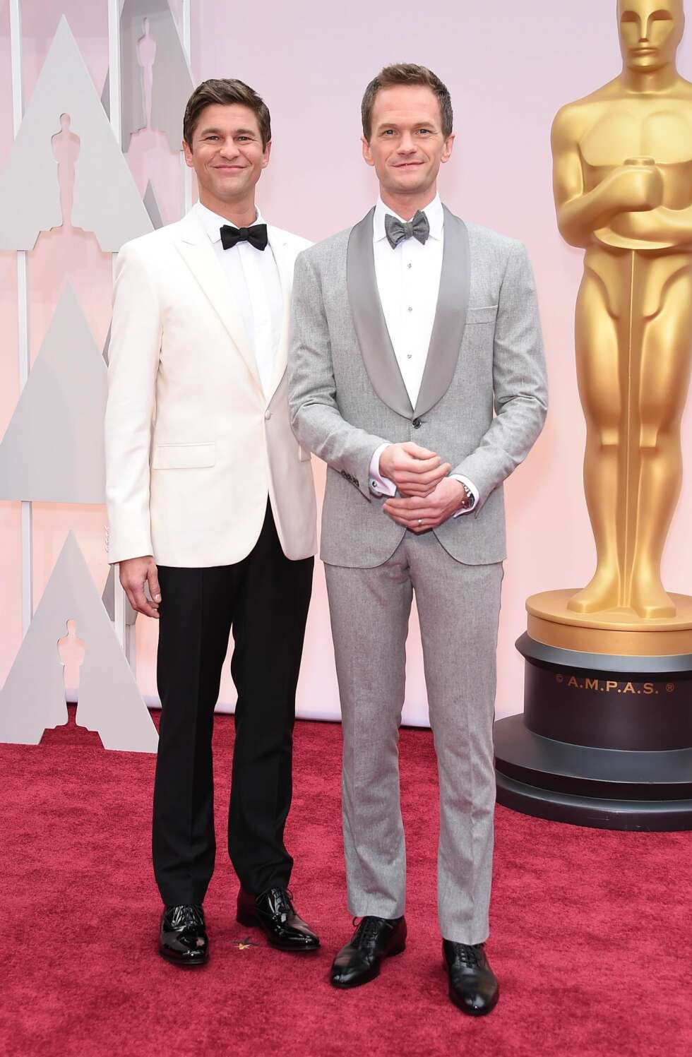 Vertskapet kommer også opp den røde løperen og her hadde Oscar-vert Neil Patrick Harris på seg en grå variant. Med på slep var også samboer David Burtka. Kledd i hvit for anledningen. Vertskapet kommer også opp den røde løperen og her hadde Oscar-vert Neil Patrick Harris på seg en grå variant. Med på slep var også samboer David Burtka. Kledd i hvit for anledningen.