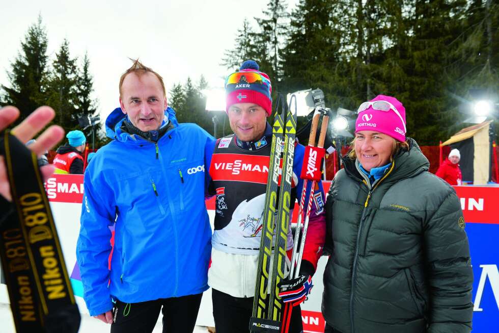 STERKE STØTTESPILLERE: Pappa John og mamma May Northug har vært viktige støttespillere for Petter gjennom det vanskelige 2014. Her avbildet under Tour de Ski tidligere i år. STERKE STØTTESPILLERE: Pappa John og mamma May Northug har vært viktige støttespillere for Petter gjennom det vanskelige 2014. Her avbildet under Tour de Ski tidligere i år.