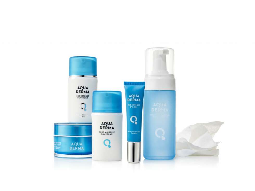FLOTT PREMIE: Pakken inneholder Age Defense Night Cream, Eye Gel, Day Cream, Pure Moisture Day Cream, Facial Mousse og Facial Wipes fra AquaDerma (verdi kr 1014). FLOTT PREMIE: Pakken inneholder Age Defense Night Cream, Eye Gel, Day Cream, Pure Moisture Day Cream, Facial Mousse og Facial Wipes fra AquaDerma (verdi kr 1014).