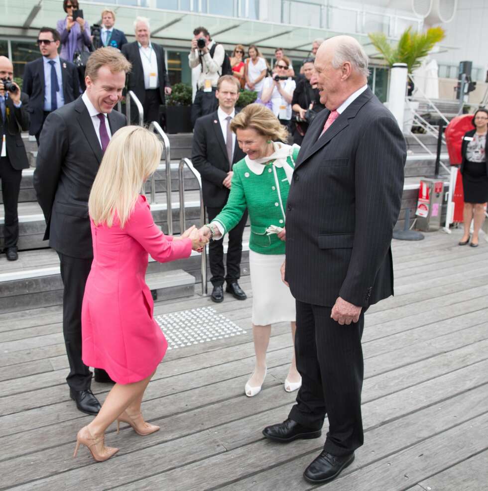 Kongelig møte: Elisabeth Røkke hilser for første gang på kongen og dronningen. Kongelig møte: Elisabeth Røkke hilser for første gang på kongen og dronningen.
