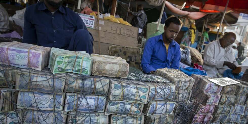 På gata i Hargeisa sitter pengevekslerne med store bunker av lokal valuta.
Her kan du veksle dollar, euro, de fleste av Afrikas valutaer og, hevdet mannen på bildet, norske kroner. På gata i Hargeisa sitter pengevekslerne med store bunker av lokal valuta.
Her kan du veksle dollar, euro, de fleste av Afrikas valutaer og, hevdet mannen på bildet, norske kroner.