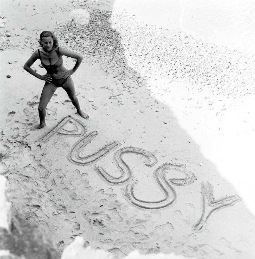 Honor Blackman under innspillingen av «Goldfinger» i 1963. - Jeg skrev navnet på karakteren hun spilte, og fikk henne til å posere ved siden av, forklarer Terry. Honor Blackman under innspillingen av «Goldfinger» i 1963. - Jeg skrev navnet på karakteren hun spilte, og fikk henne til å posere ved siden av, forklarer Terry.