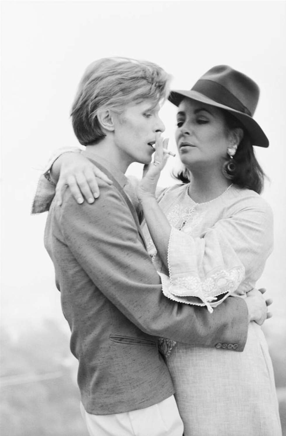 Ikke en helt opplagt sammensetning. Men gjennom Terry fikk Elizabeth Taylor møte David Bowie. Møtet ble foreviget av den Norges-aktuelle fotografen i 1975. Pris for bildet er 19.500 kroner. Ikke en helt opplagt sammensetning. Men gjennom Terry fikk Elizabeth Taylor møte David Bowie. Møtet ble foreviget av den Norges-aktuelle fotografen i 1975. Pris for bildet er 19.500 kroner.