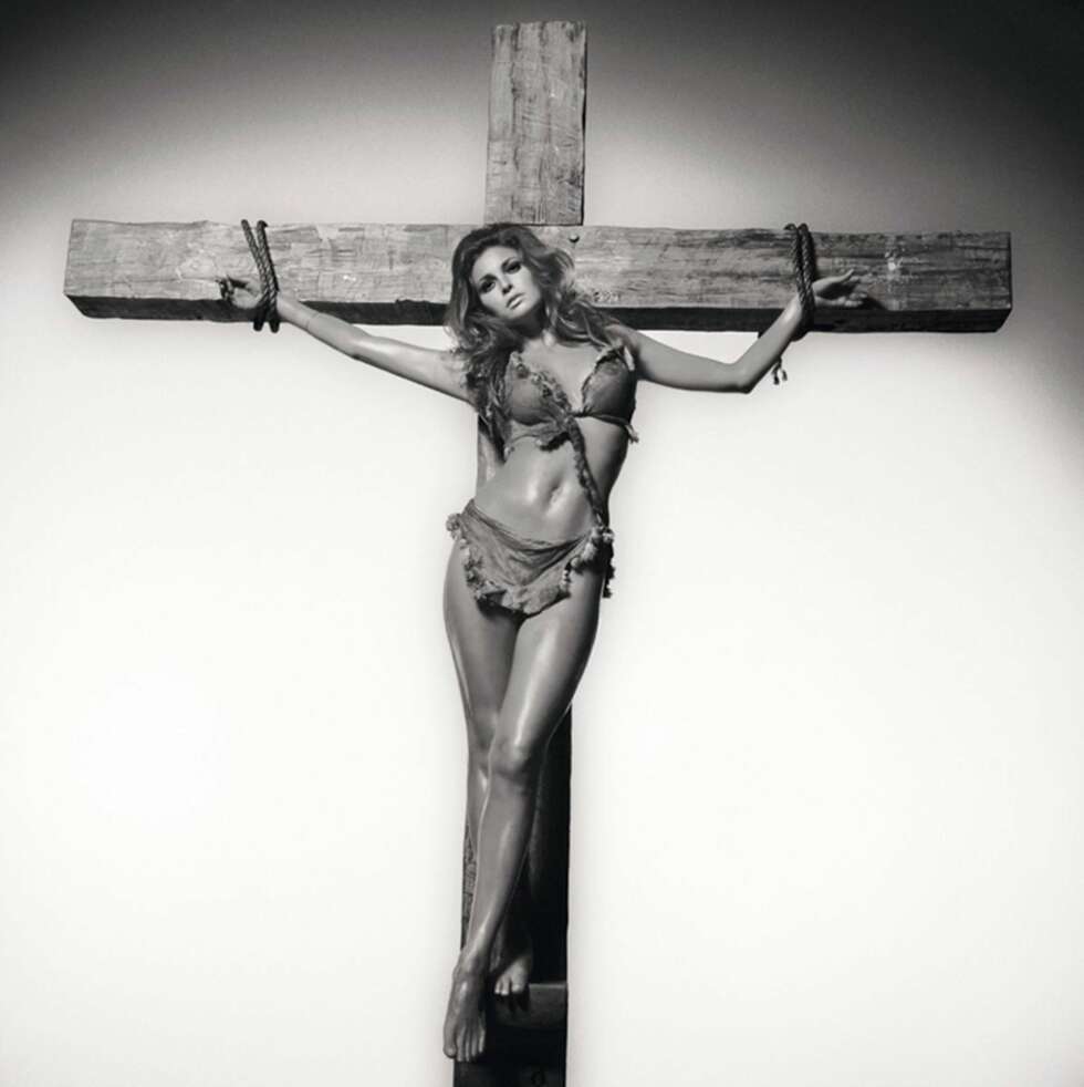 En korsfestet Raquel Welch. -Jeg ville vise hennes frustrasjon over å bli korsfestet av bransjen for sitt vakre utseende, og publikums manglende respekt for henne som skuespiller, forklarer O'Neill om dette bildet, som kan kjøpes i farger, og er utstillingens mest kostbare. Pris kr 80.000,-. En korsfestet Raquel Welch. -Jeg ville vise hennes frustrasjon over å bli korsfestet av bransjen for sitt vakre utseende, og publikums manglende respekt for henne som skuespiller, forklarer O'Neill om dette bildet, som kan kjøpes i farger, og er utstillingens mest kostbare. Pris kr 80.000,-.
