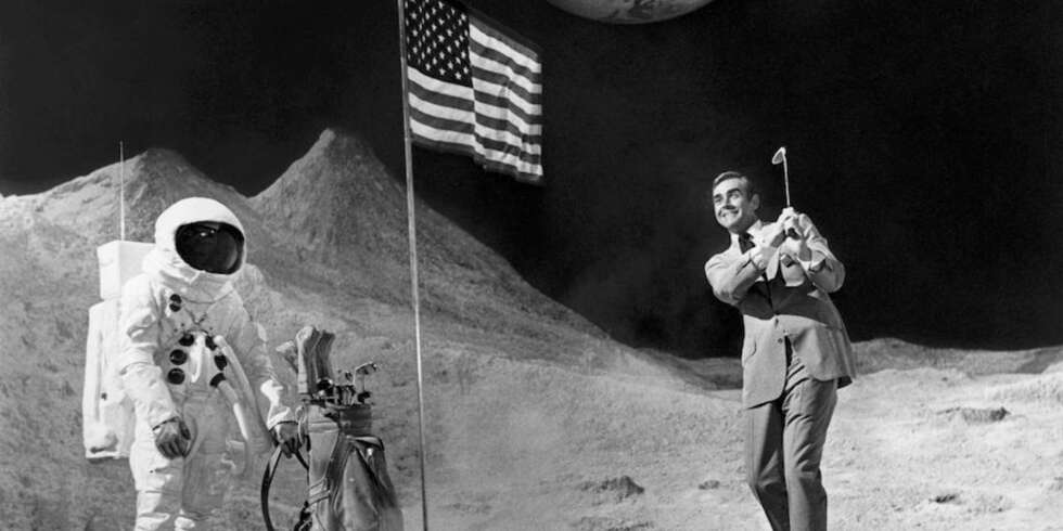 Sean Connery spiller golf «på månen». Sean Connery spiller golf «på månen».