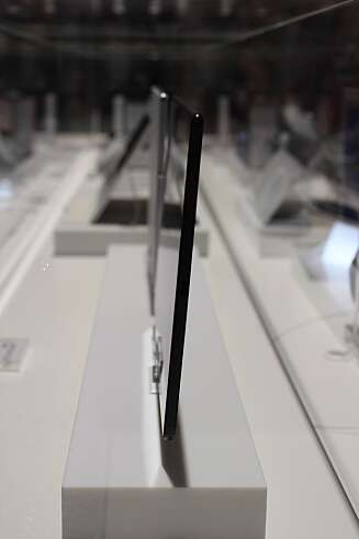 TYNNT: Sony Xperia Z4 Tablet er kun 6.1 mm tykt. TYNNT: Sony Xperia Z4 Tablet er kun 6.1 mm tykt.