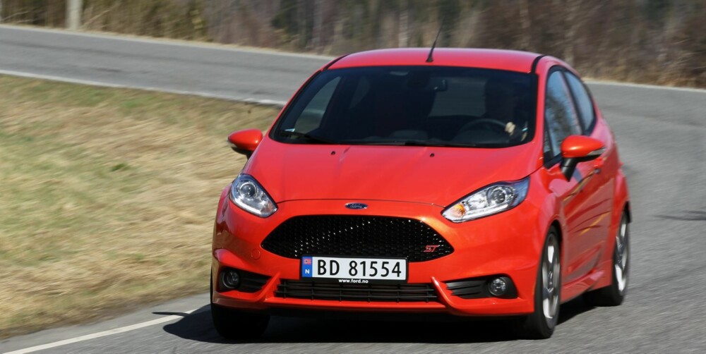 SVINGMESTER: Ford Fiesta ST kjører som en gokart og byr på masse moro selv i lovlige hastigheter. FOTO: Petter Handeland SVINGMESTER: Ford Fiesta ST kjører som en gokart og byr på masse moro selv i lovlige hastigheter. FOTO: Petter Handeland