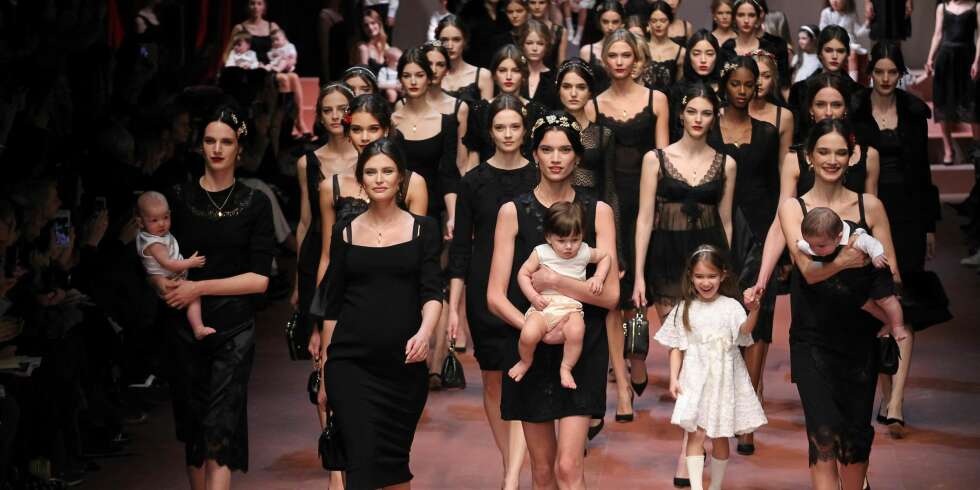 BABYBOOM: Det italienske motehuset Dolce & Gabbana sendte både modellmødre med barna sine og gravide modeller ned catwalken under moteuka i Milano. BABYBOOM: Det italienske motehuset Dolce & Gabbana sendte både modellmødre med barna sine og gravide modeller ned catwalken under moteuka i Milano.