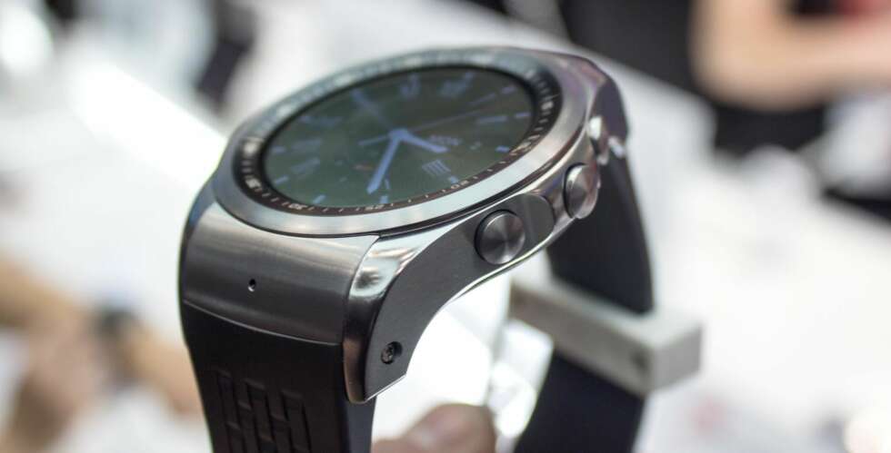 KNAPPER: LG Urban Watch LTE har tre knapper som brukes i tillegg til fingerstyringen på selve skjermen. KNAPPER: LG Urban Watch LTE har tre knapper som brukes i tillegg til fingerstyringen på selve skjermen.