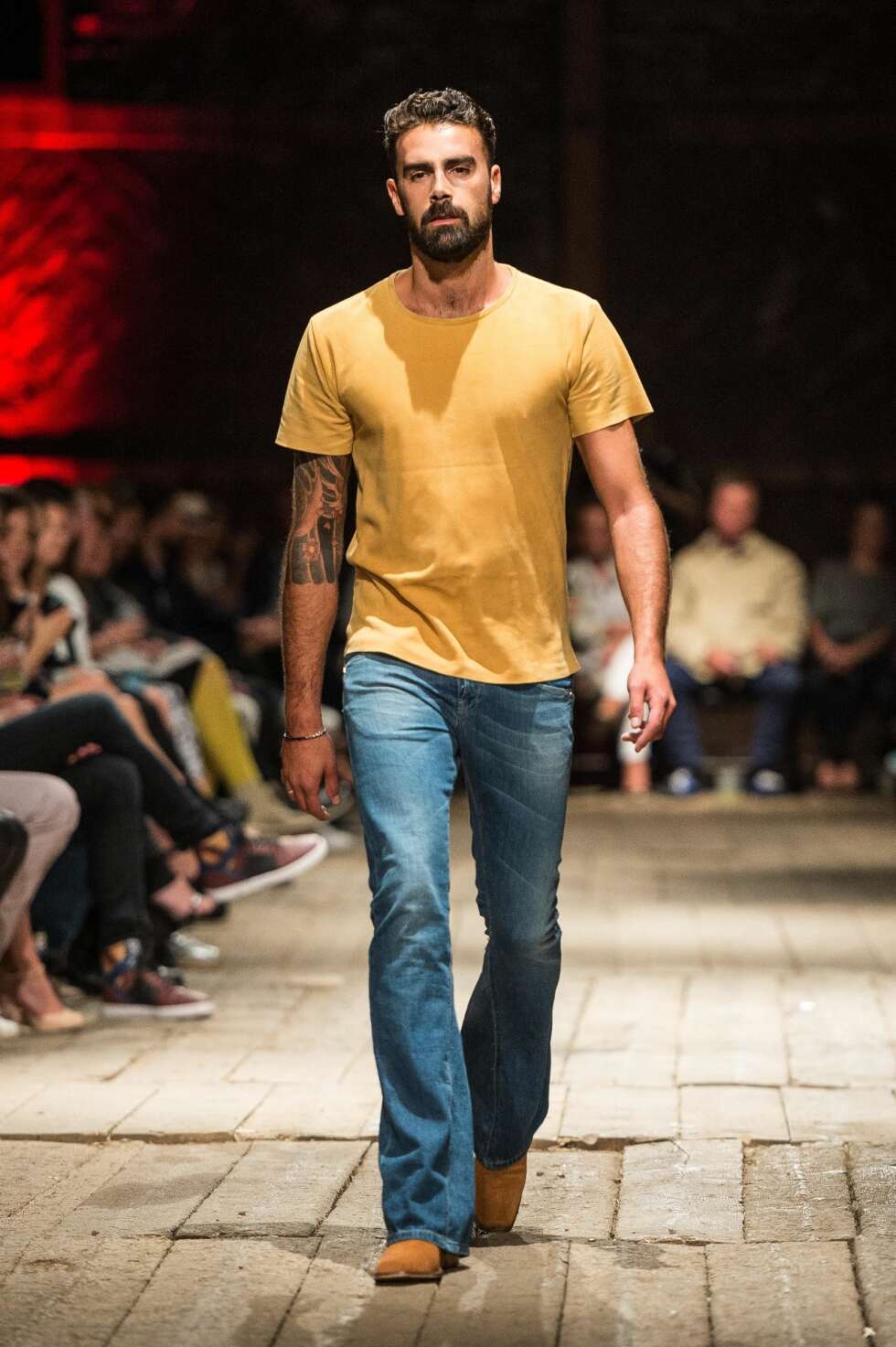 Prisen for jeansene er kr 2000,–. T-skjorte i semsket skinn, kr 2700,–. Prisen for jeansene er kr 2000,–. T-skjorte i semsket skinn, kr 2700,–.