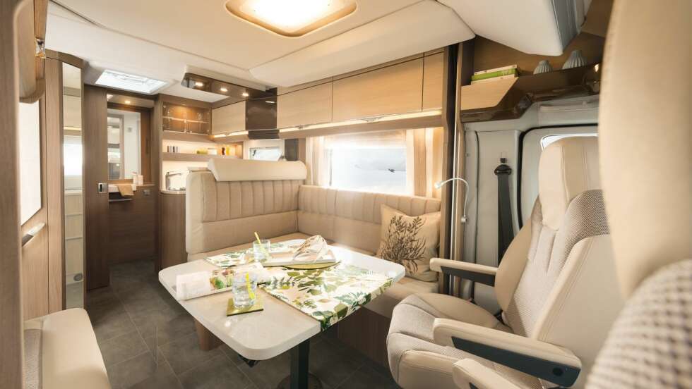 GOD PLASS: Sengen er integrert i taket på Dethleffs 4-Travel T 6696, og under er det god plass til måltider og avslapning. GOD PLASS: Sengen er integrert i taket på Dethleffs 4-Travel T 6696, og under er det god plass til måltider og avslapning.