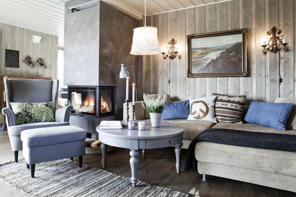 Peisinnsats fra Nordpeis og peiskappe malt
med kalkmaling fra Pure & Original. Sofaen
fra Habitat har en fin blanding puter som
bringer sammen fargepaletten. Bildet har
Elin arvet fra sine besteforeldre. Taklampen
er fra Home&Cottage, stålampen fra Ikea
og vegglampene fra Corniche. Lenestol og
sofabord fra Ikea. FOTO: Linn Melum Peisinnsats fra Nordpeis og peiskappe malt
med kalkmaling fra Pure & Original. Sofaen
fra Habitat har en fin blanding puter som
bringer sammen fargepaletten. Bildet har
Elin arvet fra sine besteforeldre. Taklampen
er fra Home&Cottage, stålampen fra Ikea
og vegglampene fra Corniche. Lenestol og
sofabord fra Ikea. FOTO: Linn Melum