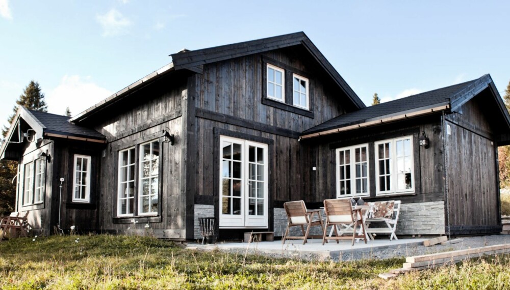 Hytta på Mylla, seks mil nord for Oslo,
er sortbeiset med hvite vinduer. Enkelte
veggpartier er kledd med skifer,
som går igjen på uteplassen. På taket
er det lagt sort takpapp. FOTO: Linn Melum Hytta på Mylla, seks mil nord for Oslo,
er sortbeiset med hvite vinduer. Enkelte
veggpartier er kledd med skifer,
som går igjen på uteplassen. På taket
er det lagt sort takpapp. FOTO: Linn Melum