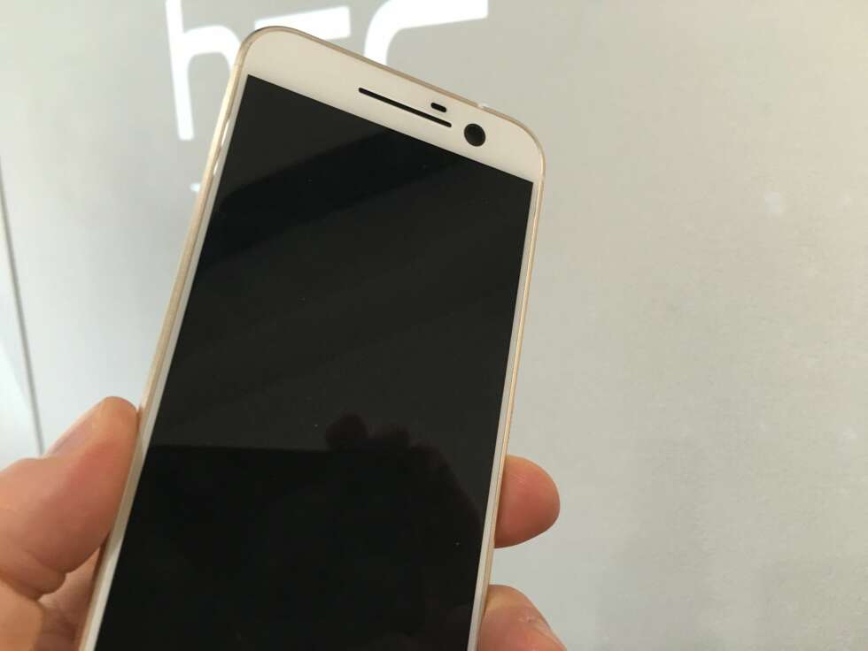 TYNN KANT: Selv om HTC 10 har fått større skjerm, er ikke selve mobilen større enn tidligere modeller. TYNN KANT: Selv om HTC 10 har fått større skjerm, er ikke selve mobilen større enn tidligere modeller.