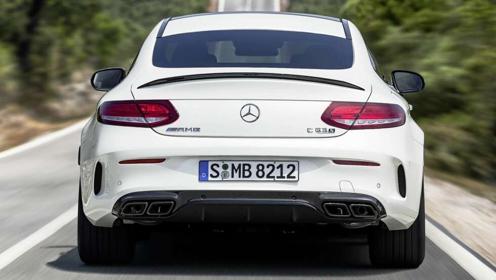 RÅTT PARTI: Ikke noen enorm hekkvinge her, bare en liten leppe på bagasjelokket. Fire eksosrør slipper ut en kakofoni av V8-støy og sinne. FOTO: Daimler AG RÅTT PARTI: Ikke noen enorm hekkvinge her, bare en liten leppe på bagasjelokket. Fire eksosrør slipper ut en kakofoni av V8-støy og sinne. FOTO: Daimler AG