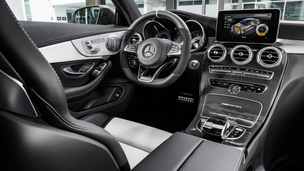GI GASS: Rattet er fint å holde seg fast i. Det trengs. FOTO: Daimler AG GI GASS: Rattet er fint å holde seg fast i. Det trengs. FOTO: Daimler AG