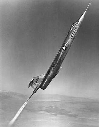 Ved hjelp av rakettmotor kunne en spesialversjon av Starfighteren komme opp i høyder der jetmotorer ikke lenger fungerte. Testpilot Robert W. Smith satte uoffisiell høyderekord på 36 600 meter. Ved hjelp av rakettmotor kunne en spesialversjon av Starfighteren komme opp i høyder der jetmotorer ikke lenger fungerte. Testpilot Robert W. Smith satte uoffisiell høyderekord på 36 600 meter.