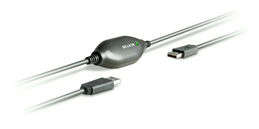 USB-KABEL: En rask måte å overføre store datamengder på, er å bruke en såkalt «Easy Transfer Cable» for USB. Denne varianten fra Belkin koster i underkant av 300 kroner på nett. USB-KABEL: En rask måte å overføre store datamengder på, er å bruke en såkalt «Easy Transfer Cable» for USB. Denne varianten fra Belkin koster i underkant av 300 kroner på nett.