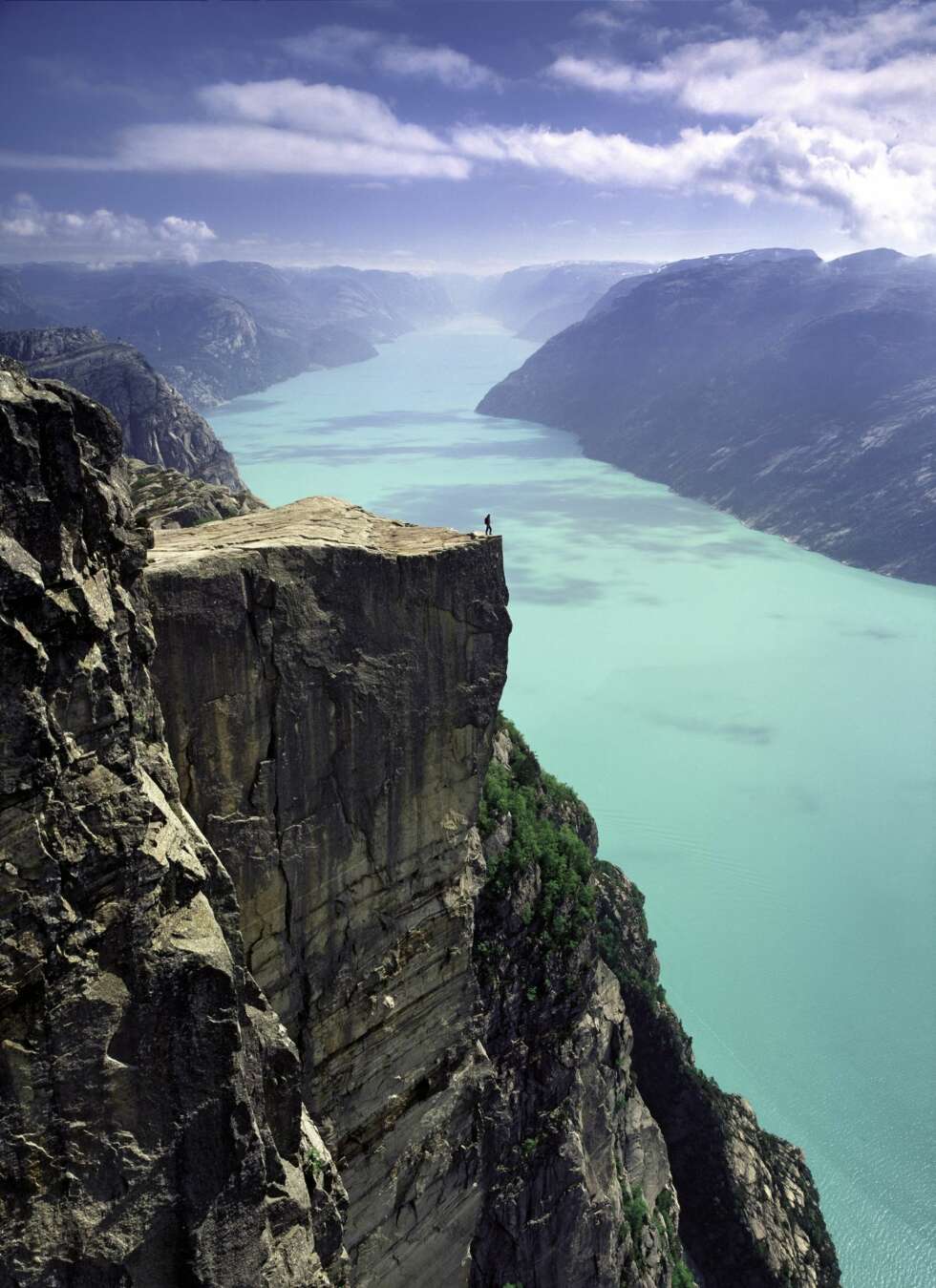 Prekestolen: Dette er den mest populære ruten for spreke og fjellglade nordmenn og utenlandske turister. I sommer gikk hele 280 000 personer denne løypa, så mange at lokalbefolkningen begynner å bekymre seg for «overbesøk». Men det er ikke så rart at mange vil oppleve utsiktspunktet Prekestolen. Beliggende 604 meter over havet har du en fantastisk utsikt over Lysefjorden. Utgangspunktet er Prekestolen Fjellstue, og det tar sånn cirka 3-4 timer å komme seg opp på og ned fra platået. Løypen er bare 3,8 kilometer lang, men det er til dels bratte stigninger på turen. Men den er ikke vanskeligere enn at den passer for de fleste som evner å bevege seg i varierende terreng. Populariteten tatt i betraktning er det dog en viss fare for at du må gå i kø. ¿ Prekestolen er en av Rogalands best besøkte attraksjoner, et av landets mest spektakulære fotomotiver og har nytt mye internasjonal oppmerksomhet i det siste. I 2011 ble Prekestolen kåret til et av verdens mest oppsiktsvekkende utsiktspunkter av både CNN Go og Lonely Planet. Prekestolen vekker oppmerksomhet, den har blitt et nytt landemerke på mange måter og nyter nok godt av å være et veldig fotogent og ikonisk sted, sier Per-Arne Tuftin, reiselivsdirektør i Innovasjon Norge, til MANN. Foto. Per Eide/VisitNorway.com. Prekestolen: Dette er den mest populære ruten for spreke og fjellglade nordmenn og utenlandske turister. I sommer gikk hele 280 000 personer denne løypa, så mange at lokalbefolkningen begynner å bekymre seg for «overbesøk». Men det er ikke så rart at mange vil oppleve utsiktspunktet Prekestolen. Beliggende 604 meter over havet har du en fantastisk utsikt over Lysefjorden. Utgangspunktet er Prekestolen Fjellstue, og det tar sånn cirka 3-4 timer å komme seg opp på og ned fra platået. Løypen er bare 3,8 kilometer lang, men det er til dels bratte stigninger på turen. Men den er ikke vanskeligere enn at den passer for de fleste som evner å bevege seg i varierende terreng. Populariteten tatt i betraktning er det dog en viss fare for at du må gå i kø. ¿ Prekestolen er en av Rogalands best besøkte attraksjoner, et av landets mest spektakulære fotomotiver og har nytt mye internasjonal oppmerksomhet i det siste. I 2011 ble Prekestolen kåret til et av verdens mest oppsiktsvekkende utsiktspunkter av både CNN Go og Lonely Planet. Prekestolen vekker oppmerksomhet, den har blitt et nytt landemerke på mange måter og nyter nok godt av å være et veldig fotogent og ikonisk sted, sier Per-Arne Tuftin, reiselivsdirektør i Innovasjon Norge, til MANN. Foto. Per Eide/VisitNorway.com.