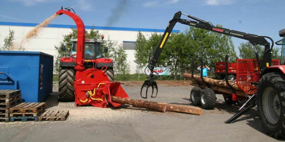 De største flishuggerne fra Farmi Forest har imponerende kapasitet og fyller fort en container med energiflis. Med tømmerhenger og kran mates huggeren raskt og effektivt. De største flishuggerne fra Farmi Forest har imponerende kapasitet og fyller fort en container med energiflis. Med tømmerhenger og kran mates huggeren raskt og effektivt.
