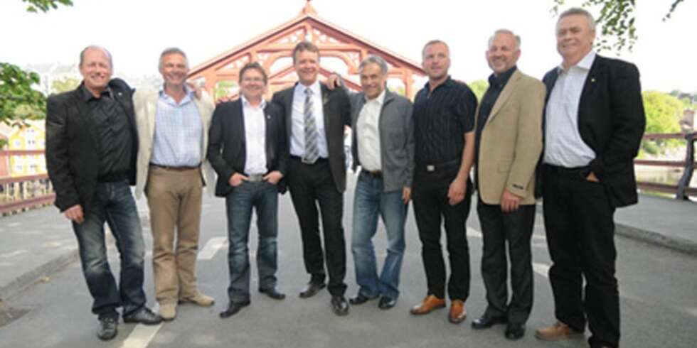 Det nye styret i MEF med Gamle Bybro i bakgrunnen, fra venstre: Jon A. Fosby, Inge Melkevoll, Roger Moe, Arnstein Repstad, Jon Sellæg, Lars Smedshammer, Kjell Gilje og Petter Eckholdt. Det nye styret i MEF med Gamle Bybro i bakgrunnen, fra venstre: Jon A. Fosby, Inge Melkevoll, Roger Moe, Arnstein Repstad, Jon Sellæg, Lars Smedshammer, Kjell Gilje og Petter Eckholdt.