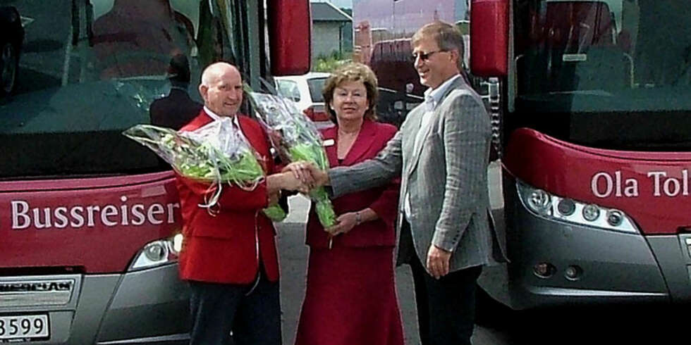 Marit og Ola Tollefsen (t.v.) mottar de to nye Neoplan Cityliner C fra Rolf Thomassen i MAN last og Buss AS Marit og Ola Tollefsen (t.v.) mottar de to nye Neoplan Cityliner C fra Rolf Thomassen i MAN last og Buss AS