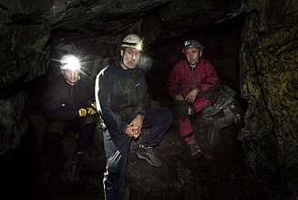 Innerst i Bånntjerngrotta er et rom stort nok til at vi kan stå eller sitte og nyte mørket under jorda. Fra venstre: Martin, Johnny og Ronny. Innerst i Bånntjerngrotta er et rom stort nok til at vi kan stå eller sitte og nyte mørket under jorda. Fra venstre: Martin, Johnny og Ronny.