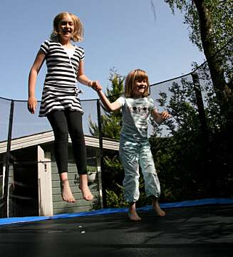TRYGGHET: Viktoria har det moro på trampolinen når storesøster Ida, den eneste av barna som ser, holder hånden hennes. (Foto: Hege Opseth) TRYGGHET: Viktoria har det moro på trampolinen når storesøster Ida, den eneste av barna som ser, holder hånden hennes. (Foto: Hege Opseth)
