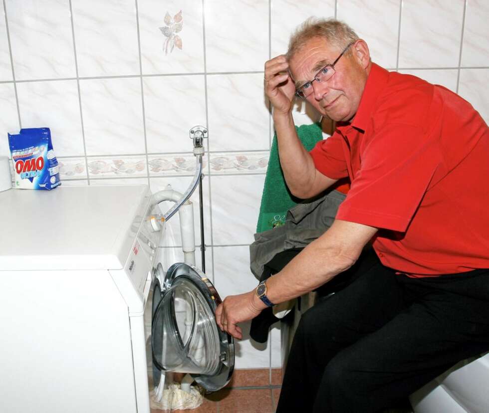 HAR IKKE PEILING: Hallvard har aldri satt på en vaskemaskin før. Kona er Gerd er skeptisk til hvordan han skal klare seg alene! HAR IKKE PEILING: Hallvard har aldri satt på en vaskemaskin før. Kona er Gerd er skeptisk til hvordan han skal klare seg alene!