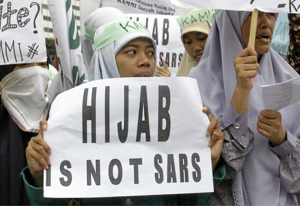 PROTEST: Muslimske kvinner demonstrerte i Frankrike i 2004, da regjeringen vedtok et forbud mot hijab i den offentlige skolen. PROTEST: Muslimske kvinner demonstrerte i Frankrike i 2004, da regjeringen vedtok et forbud mot hijab i den offentlige skolen.