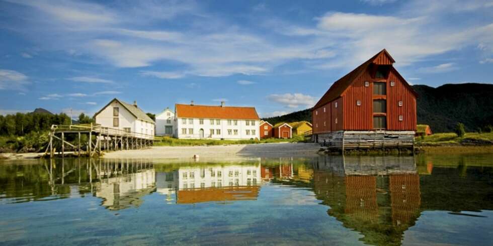 HISTORISK SUS: På Kjerringøy, en halvtime nord for Bodø, får du vakker natur, hvite sandstrender og masse historie på Kjerringøy handelssted. HISTORISK SUS: På Kjerringøy, en halvtime nord for Bodø, får du vakker natur, hvite sandstrender og masse historie på Kjerringøy handelssted.