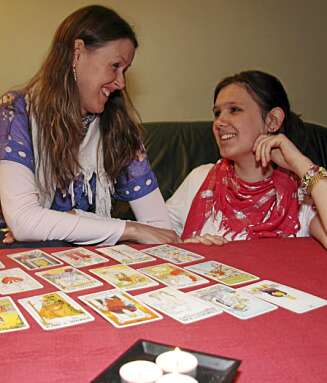 TAROT: Therese forteller gjerne om kjærlighet og forhold, men ikke om sykdom og død. - Mange blir forskrekket over hvor mye jeg kan "se" og lese ut av dem som personer. TAROT: Therese forteller gjerne om kjærlighet og forhold, men ikke om sykdom og død. - Mange blir forskrekket over hvor mye jeg kan "se" og lese ut av dem som personer.