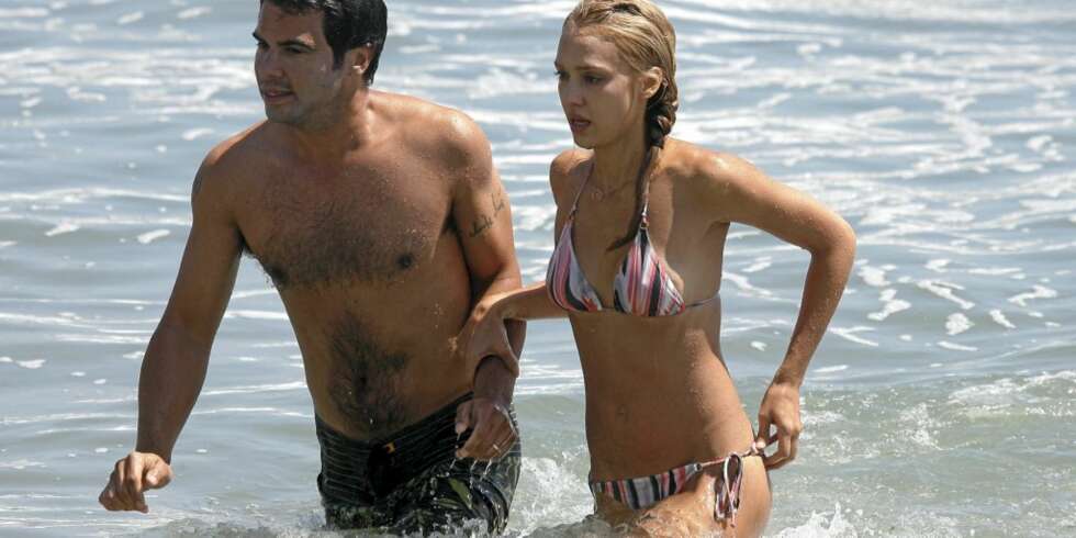 BIKINIBABE: Jessica Alba nyter sommeren sammen med ektemannen Cash Warren. BIKINIBABE: Jessica Alba nyter sommeren sammen med ektemannen Cash Warren.