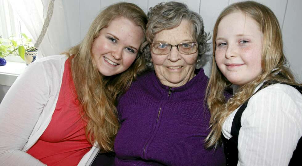 FARMORS GODJENTER: - Det er verst for farmor. Hun har bodd her i 50 år, og hun har mistet livsverket sitt, sier barnebarna Rikke og Maria. FARMORS GODJENTER: - Det er verst for farmor. Hun har bodd her i 50 år, og hun har mistet livsverket sitt, sier barnebarna Rikke og Maria.