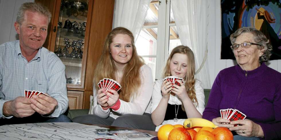 HYGGESTUND: Hver onsdag samles hele familien hos farmor. Da spiser de middag, spiller kort og koser seg. HYGGESTUND: Hver onsdag samles hele familien hos farmor. Da spiser de middag, spiller kort og koser seg.